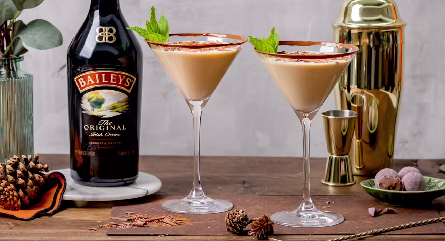 Baileys Minz Schokoladen Martini Cocktail Zoomed in